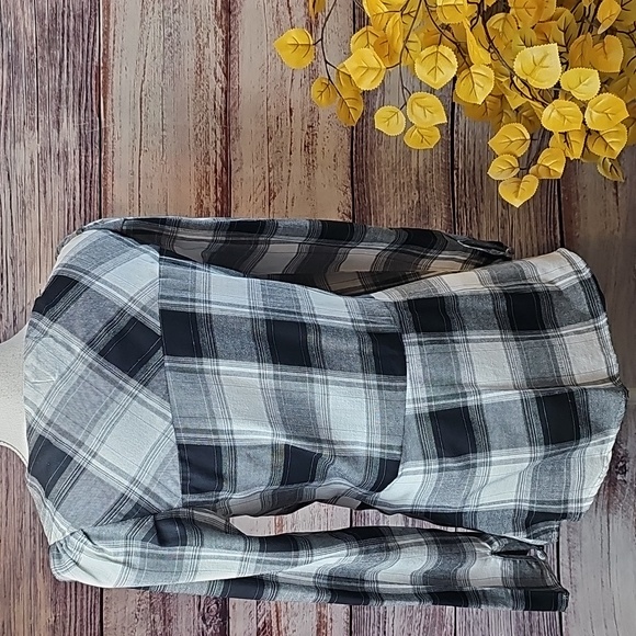 MOD X BLACK & WHITE PLAID LONG SLEEVE PEPLUM TOP - Picture 5 of 11